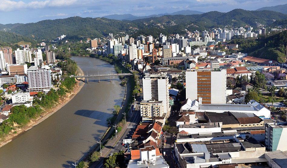 Menino de 4 anos morre ap&oacute;s cair da janela de hotel em Blumenau