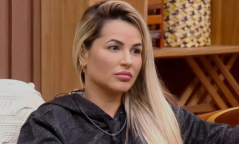 Deolane retira mega hair na pris&atilde;o ap&oacute;s exig&ecirc;ncia da Pol&iacute;cia Penal em SP