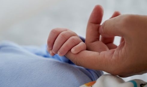 Beb&ecirc; confunde mamadeira com soda c&aacute;ustica, sofre parada card&iacute;aca e perde parte da l&iacute;ngua