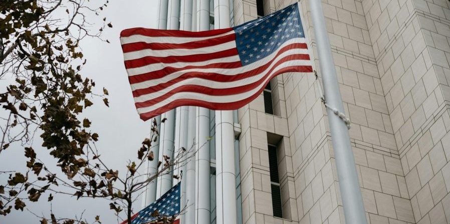 Suprema Corte dos EUA mant&eacute;m cidadania por nascimento e rejeita tentativa de restri&ccedil;&atilde;o de Trump