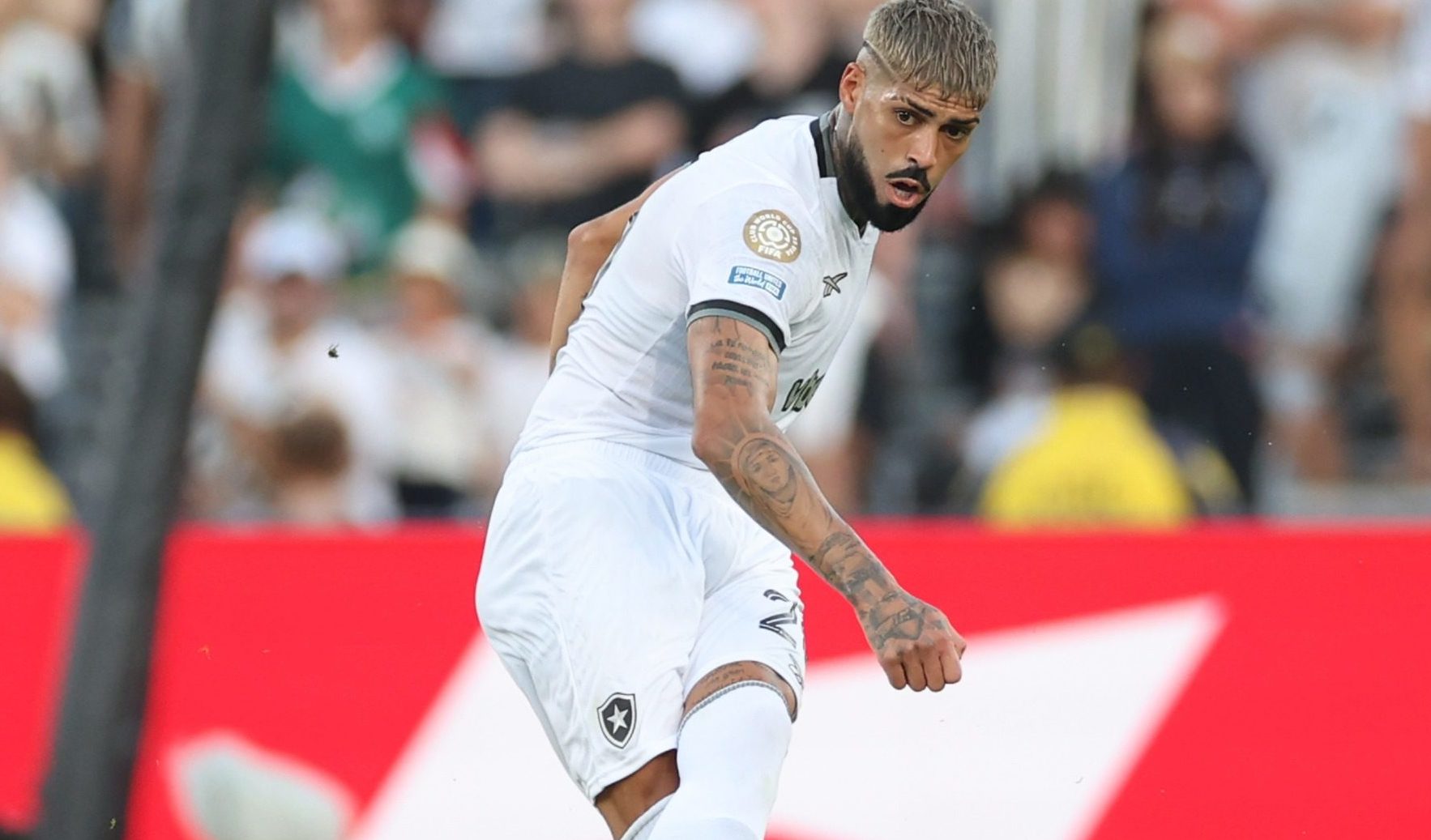 Palmeiras acelera por Alexander Barboza e surpreende no mercado da bola