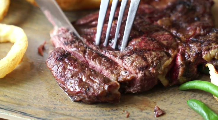 O truque simples que deixa carne barata muito mais macia