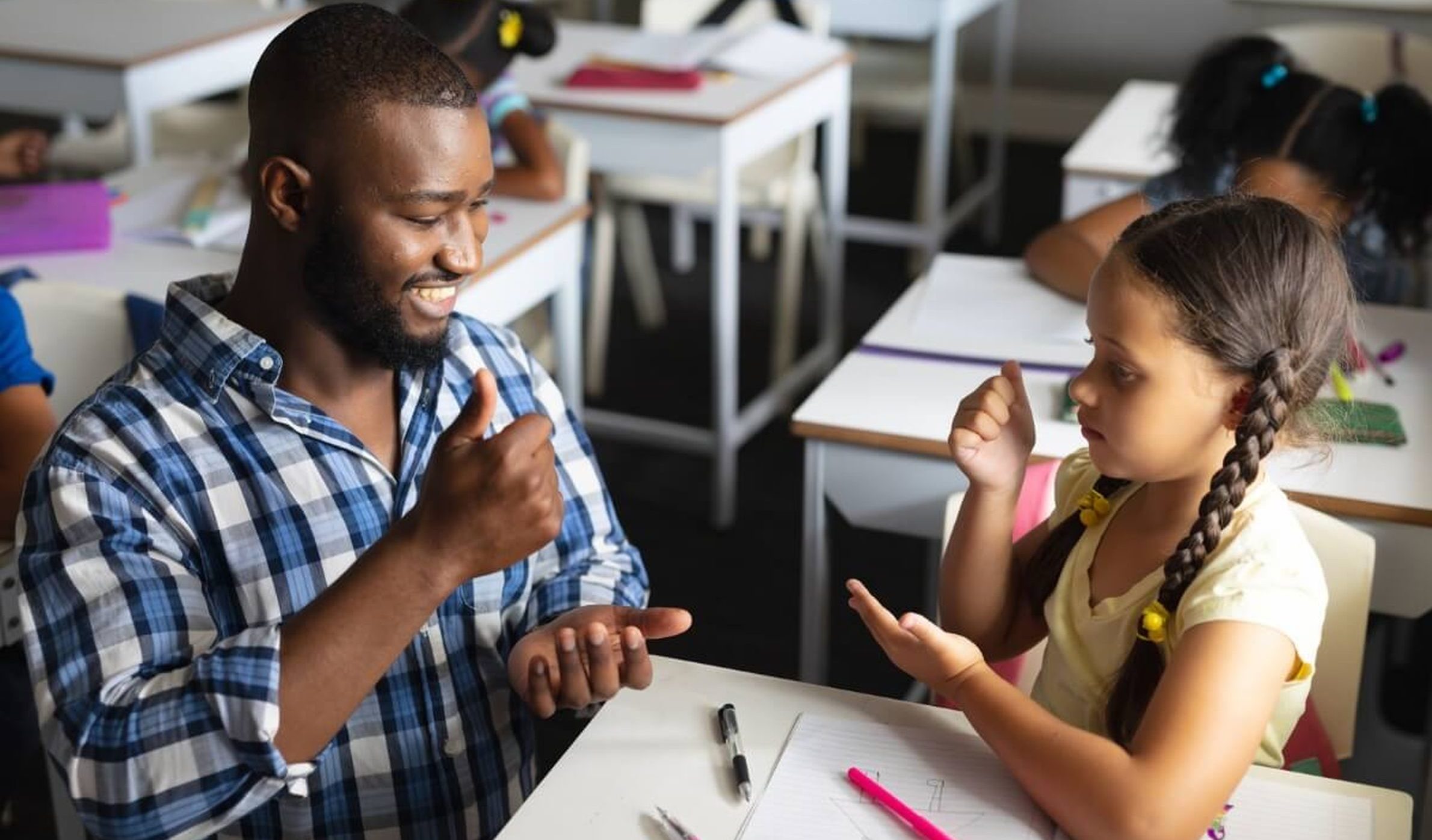 5 raz&otilde;es para aprender a linguagem de sinais