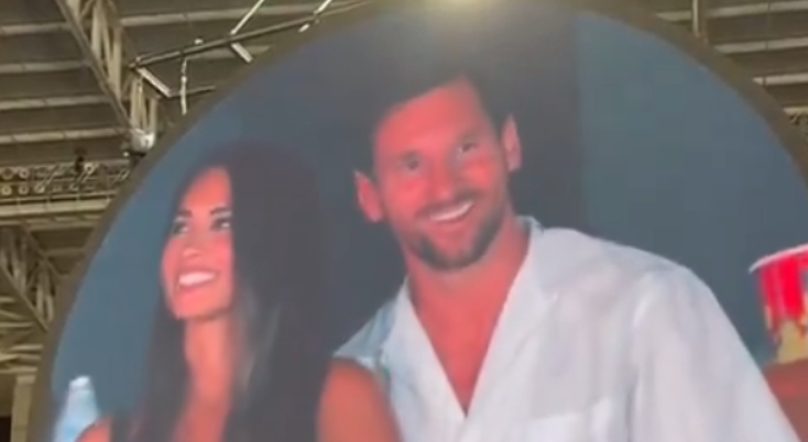 Lionel Messi e Antonela Roccuzzo s&atilde;o aplaudidos em show do Coldplay em Miami e recebem homenagem especial