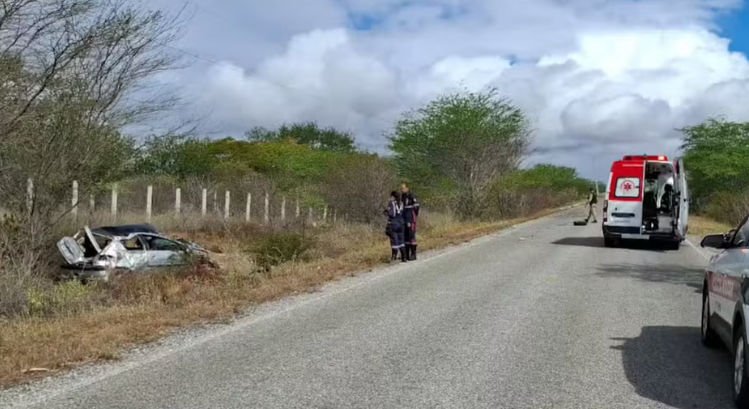 Homem morre ap&oacute;s pneu se soltar e carro capotar na PB-200, Para&iacute;ba