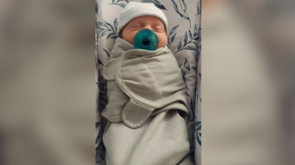 Beb&ecirc; nasce nos EUA a partir de embri&atilde;o congelado h&aacute; mais de 30 anos e emociona fam&iacute;lias