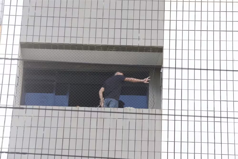 Crian&ccedil;a de dez anos morre ao cair do 4&ordm; andar de um pr&eacute;dio, a cerca de 10 metros de altura