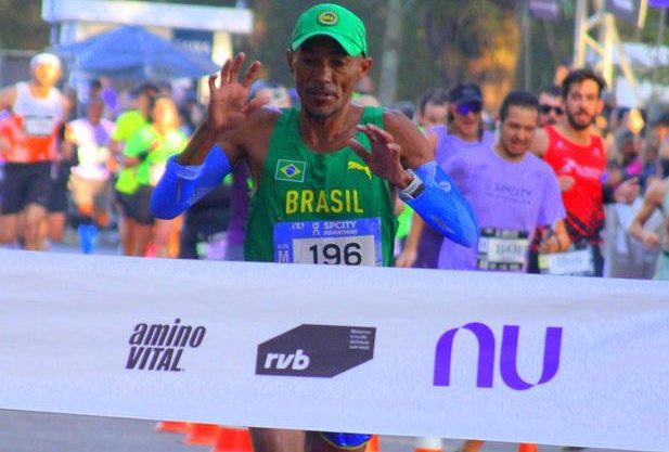 Justino Pedro e Mirela Saturnino, da APA Petrolina, s&atilde;o vice-campe&otilde;es pan-americanos de maratona