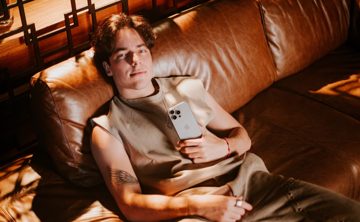 Enzo Ferro lan&ccedil;a &ldquo;Celular da Ma&ccedil;&atilde;&rdquo;, faixa que marca nova fase de sua carreira