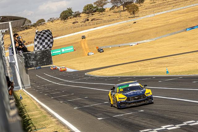 Do fundo do grid ao alto do p&oacute;dio, Alfredinho Ibiapina conquista o vice-campeonato Brasileiro da NASCAR Brasil Challenge