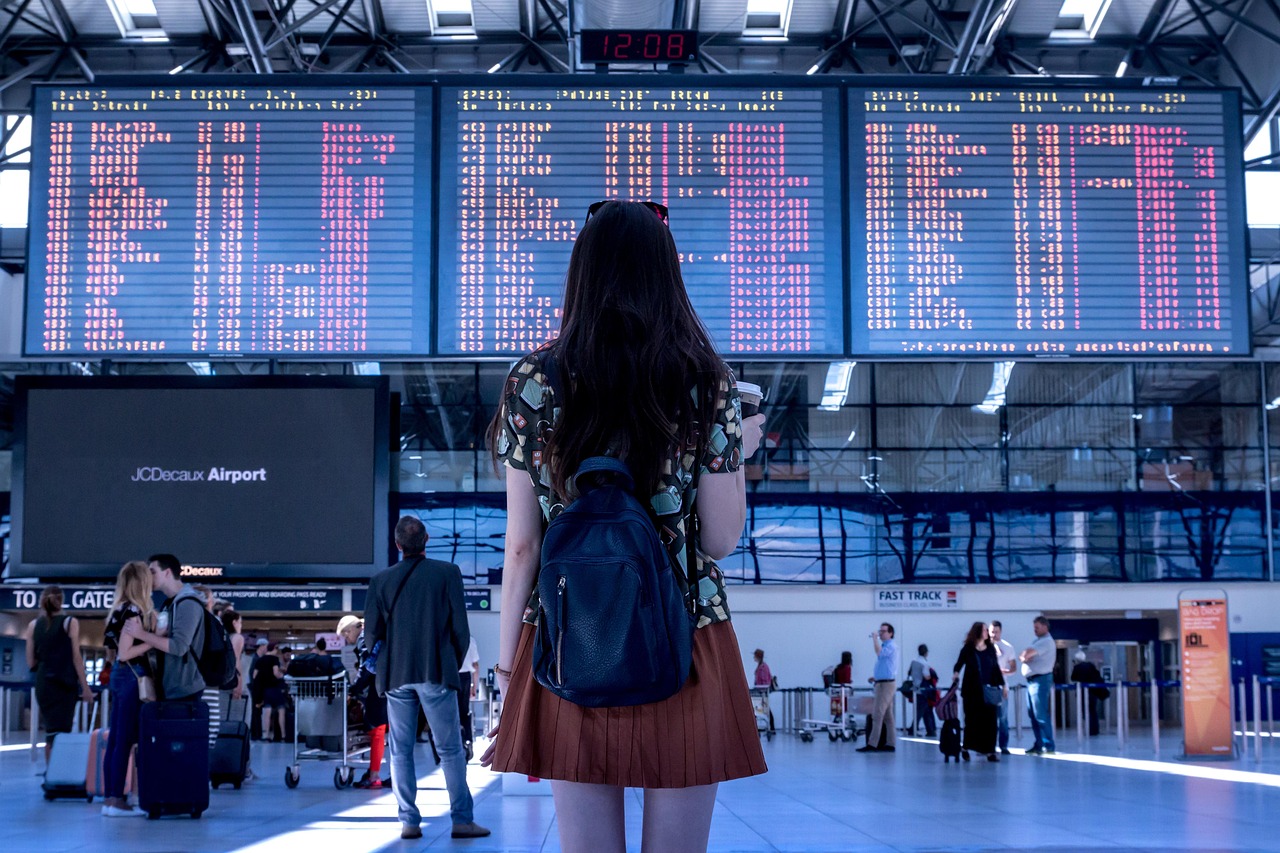 Nova lei obriga aeroportos a mostrar &lsquo;caminho secreto&rsquo; para turistas com QR Code