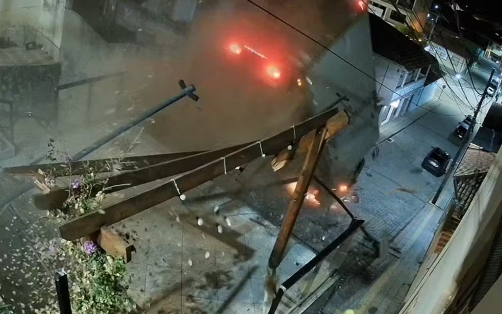 V&iacute;deo: Caminh&atilde;o carregado de morangos perde o freio, ‘voa’ sobre casas e causa destrui&ccedil;&atilde;o
