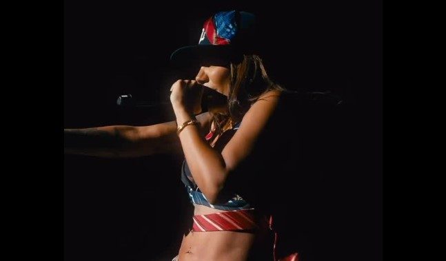 Cantora Ludmilla revela valor de cach&ecirc; de show em Nova York, ap&oacute;s cr&iacute;tica de usu&aacute;rio
