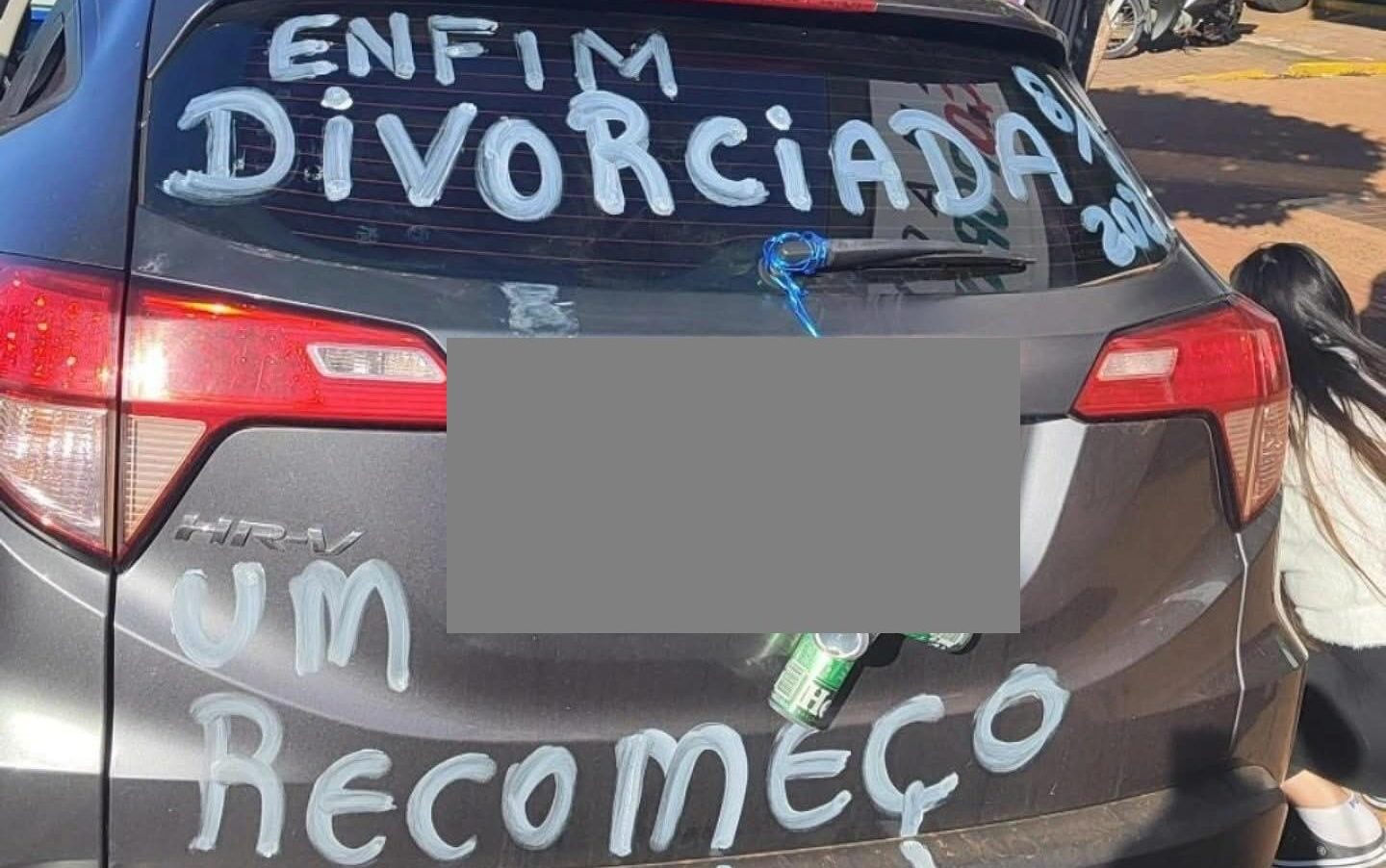 Carro decorado com bal&otilde;es e faixa &ldquo;Enfim divorciada&rdquo; chama aten&ccedil;&atilde;o nas ruas de Dourados MS