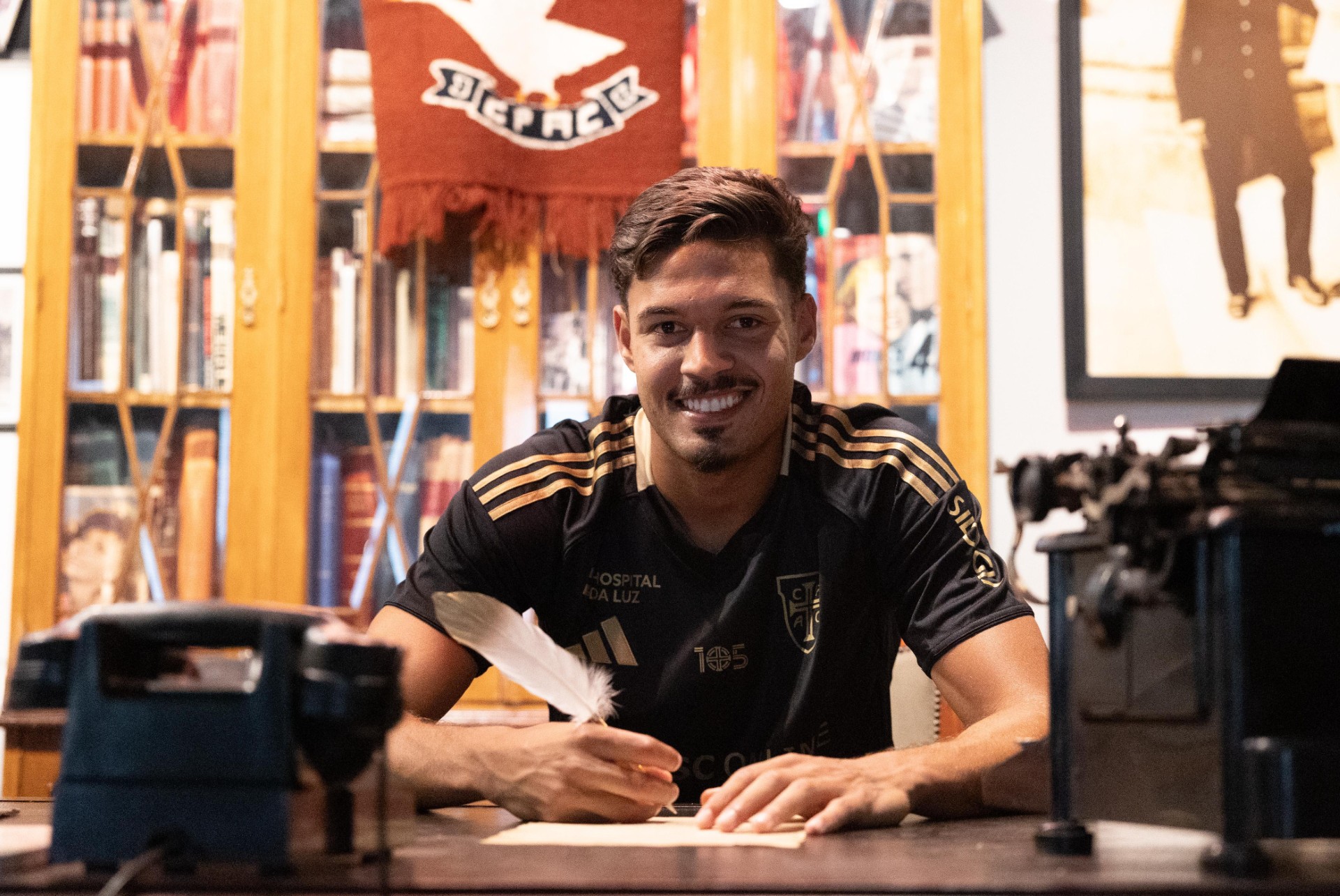 Zagueiro David Sousa, ex-Botafogo, celebra acerto com equipe da primeira divis&atilde;o de Portugal
