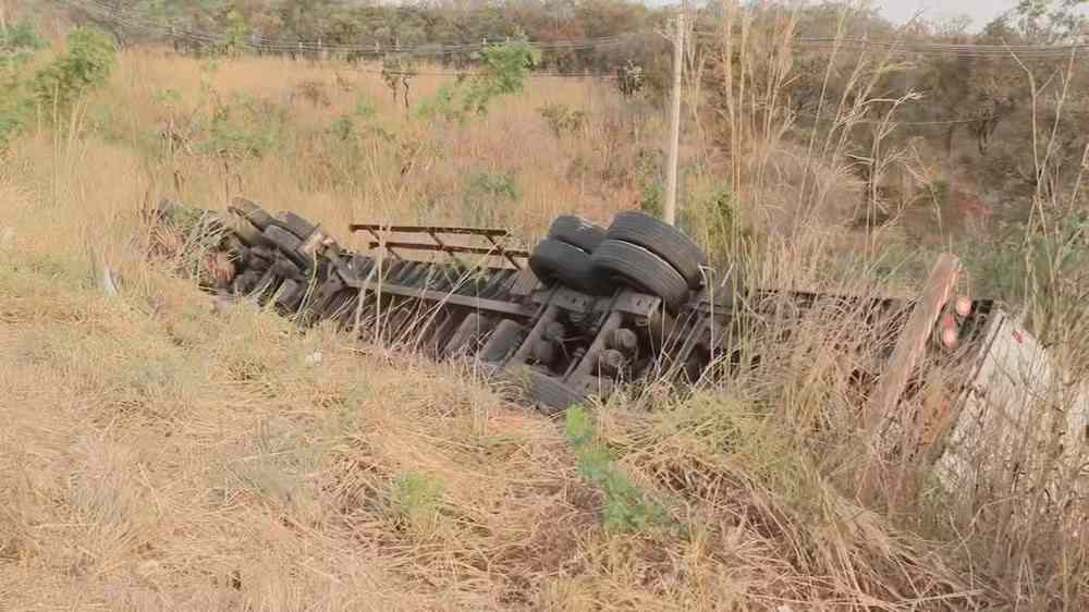 Trag&eacute;dia na DF-290: batida entre caminh&atilde;o e carro de passeio deixa quatro mortos e dois feridos no Gama