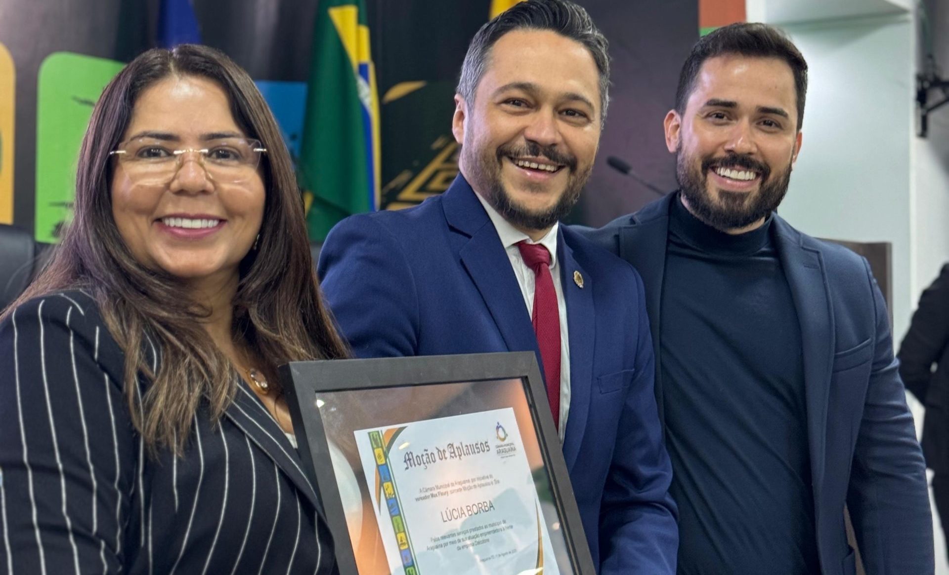 Presidente da C&acirc;mara Max Fleury entrega mo&ccedil;&atilde;o de aplauso para empresa de cosm&eacute;ticos de Aragua&iacute;na