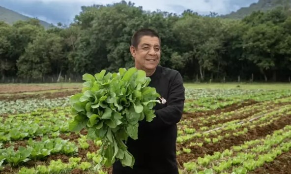 Zeca Pagodinho planta mais de 11 mil mudas em horta comunit&aacute;ria que vai alimentar fam&iacute;lias em Xer&eacute;m
