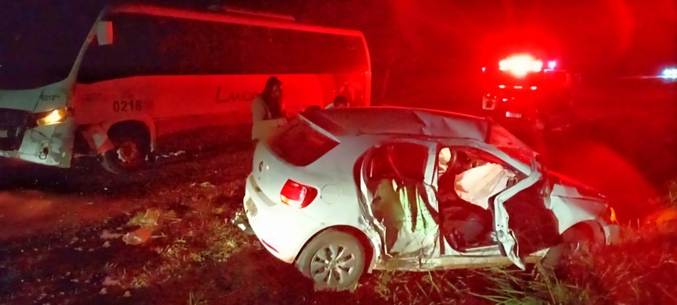 Motorista e passageira gr&aacute;vida ficam feridas ap&oacute;s carro ser atingido por &ocirc;nibus escolar em Castilho SP