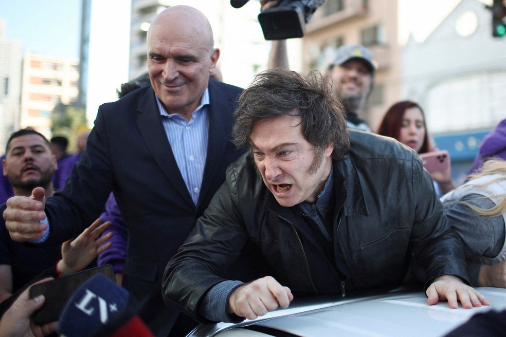 Javier Milei &eacute; atacado com pedras em carreata e crise pol&iacute;tica se agrava na Argentina
