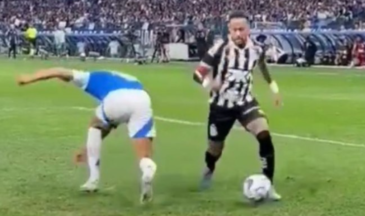 Drible desconcertante de Neymar em Fabr&iacute;cio Bruno viraliza nas redes durante Cruzeiro x Santos