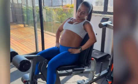 Carol Peixinho, gr&aacute;vida de sete meses, mant&eacute;m rotina de exerc&iacute;cios e exibe barrig&atilde;o