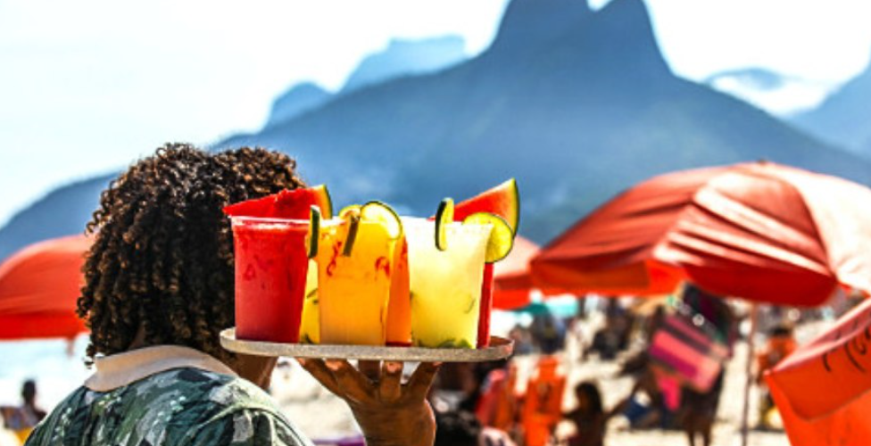 Ambulante &eacute; preso em Copacabana ap&oacute;s cobrar mais de R$ 2 mil por caipirinha de turista