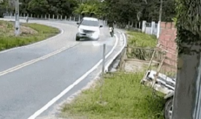 V&iacute;deo flagra pneu de caminhonete que se solta e quase atinge motociclista Passo de Camaragibe (AL)