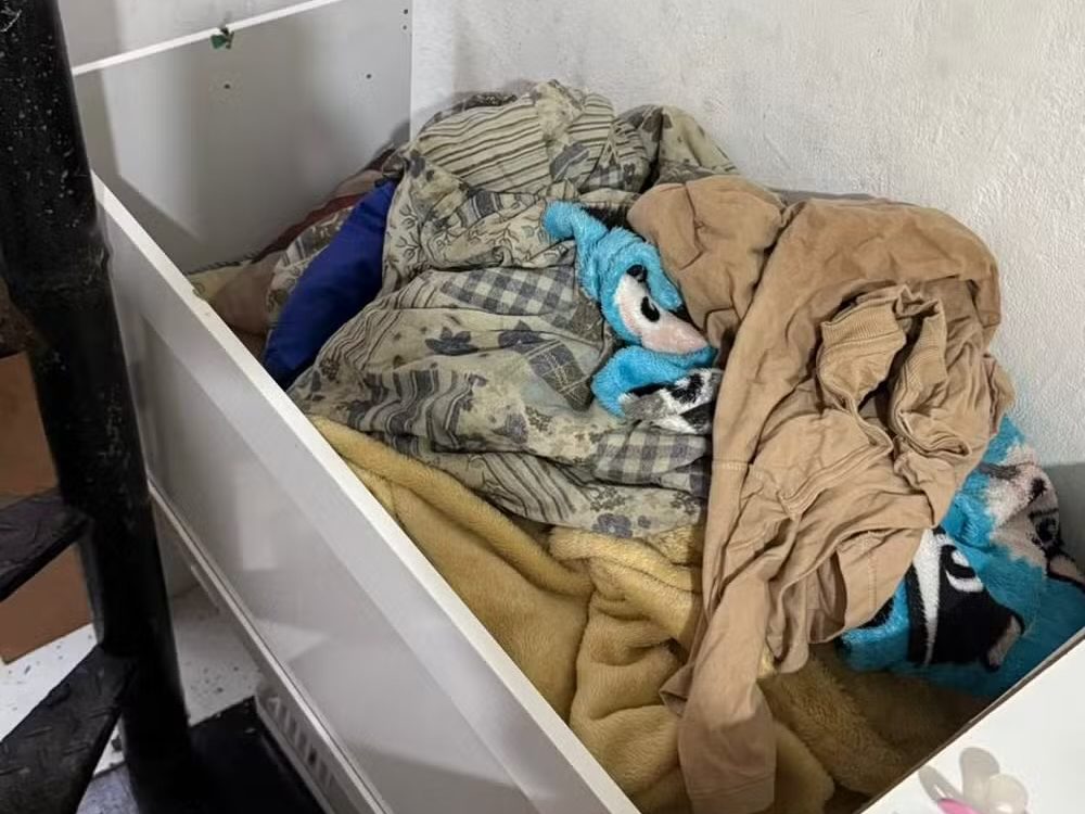 Mulher deixa filhos sozinhos para ir a baile e beb&ecirc; de 8 meses morre engasgado