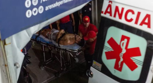Jogador do Sergipe sofre choque de cabe&ccedil;a, desmaia ap&oacute;s jogo na Arena de Pernambuco e &eacute; socorrido