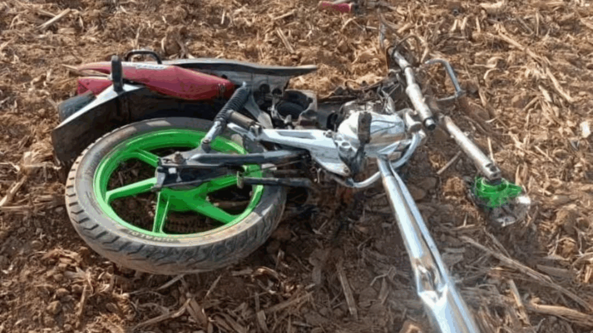Acidente na GO-220: moto parte ao meio, duas pessoas morrem e carro sai da pista em chamas