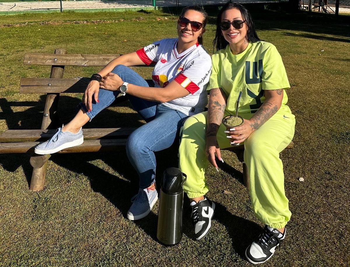 Influenciadora Adriana M&uuml;ller e defensora da causa animal Dany Fernanda realizam doa&ccedil;&otilde;es de carteiras de motorista em Bragan&ccedil;a Paulista SP