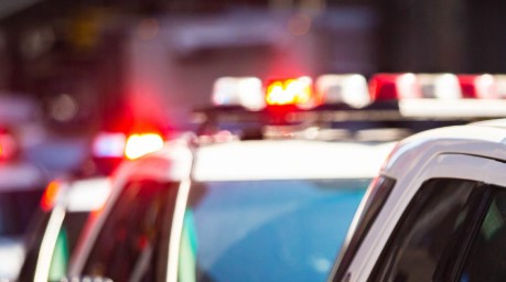 Homem morre asfixiado ap&oacute;s companheira trope&ccedil;ar e cair em cima dele em Portugal