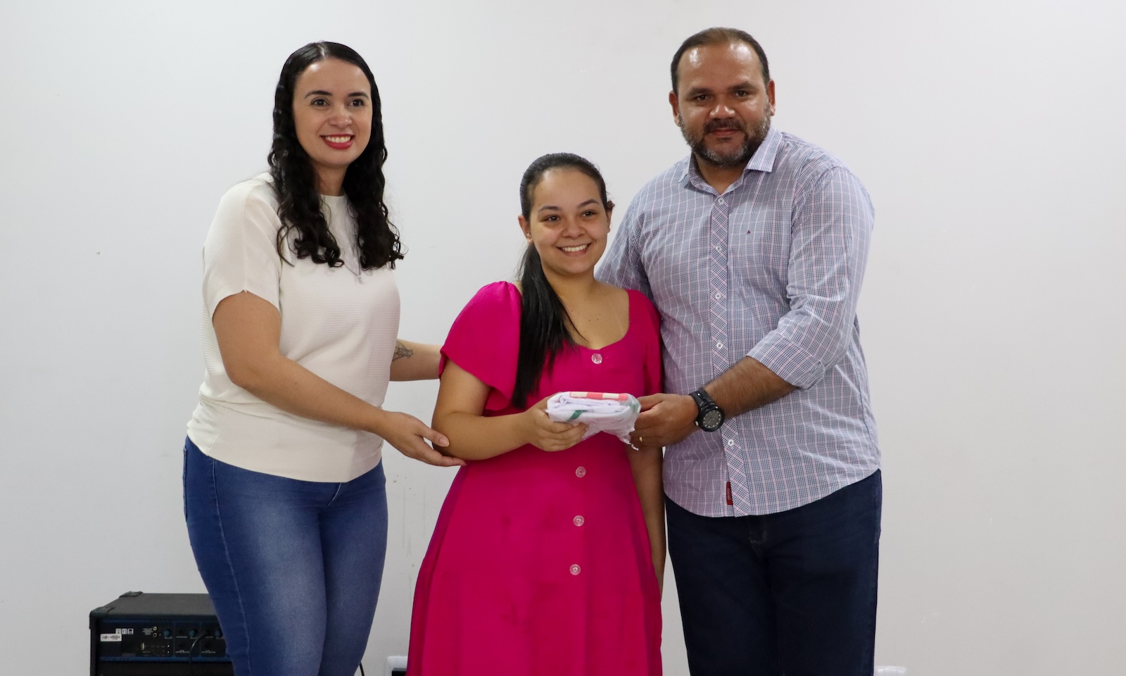 Vereador Ricardo Diniz destina R$ 10 mil e Prefeitura de Para&iacute;so entrega kits a feirantes da Feira Coberta