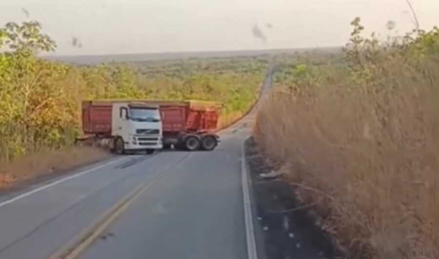 Carreta com gr&atilde;os perde for&ccedil;a em subida e atravessa pista da TO-164 entre Abreul&acirc;ndia e Dois Irm&atilde;os