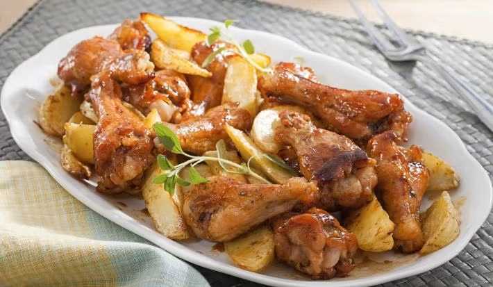 Receita simples e saborosa: asinhas de frango assadas com batatas