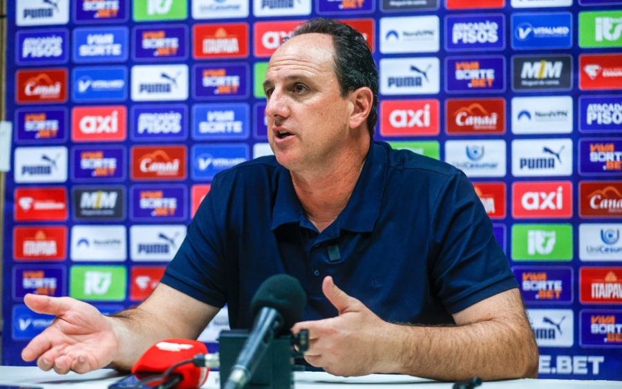 Rog&eacute;rio Ceni explica ida de jogador do Bahia ao vesti&aacute;rio contra o Fluminense na Copa do Brasil