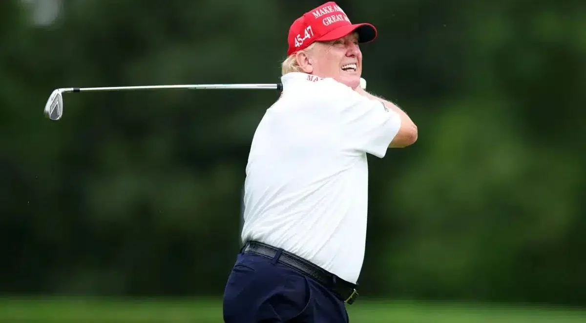 Presidente Trump &eacute; visto jogando golfe ap&oacute;s rumores de falecimento viralizarem