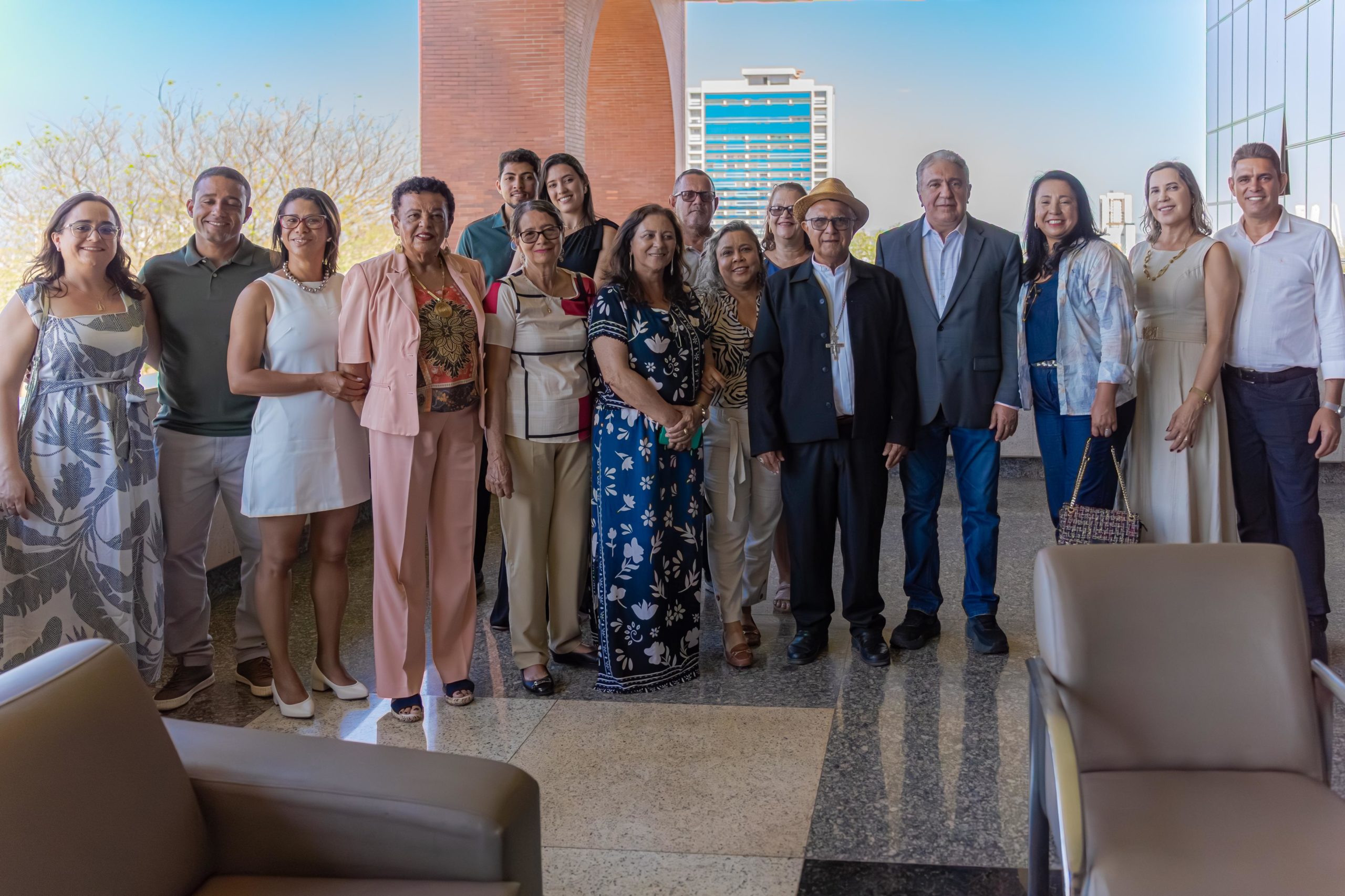 Em Palmas, o vice-governador Laurez recebe o bispo Dom Jos&eacute; Moreira e comitiva de Minas Gerais em miss&atilde;o cultural no Tocantins
