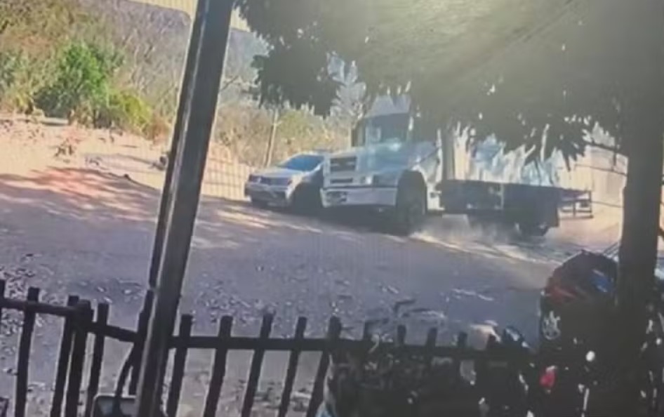 Caminh&atilde;o perde o freio e atinge seis ve&iacute;culos em mirante na serra de Taquaru&ccedil;u TO