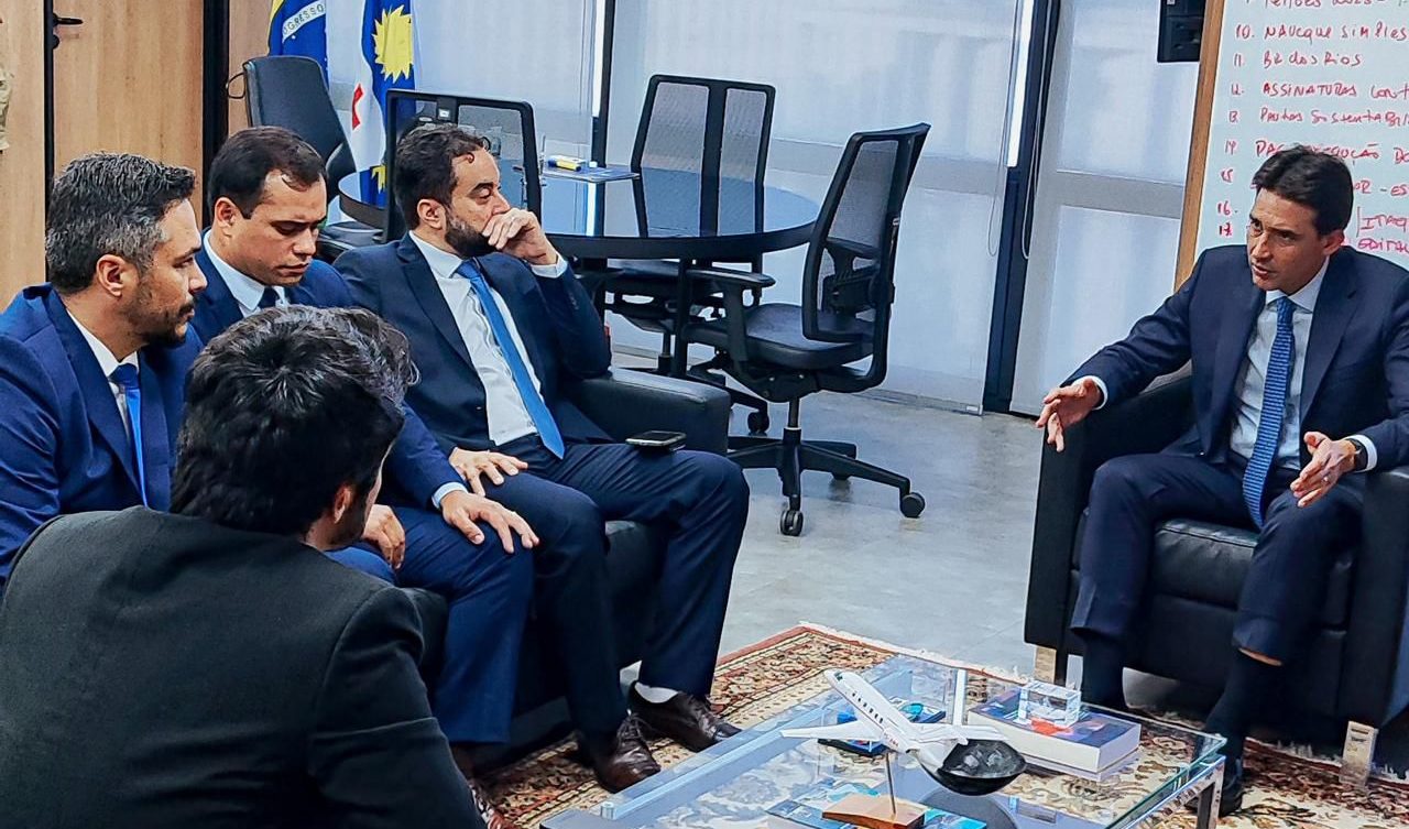 Presidente da C&acirc;mara Max Fleury comemora reabertura de voos em Aragua&iacute;na