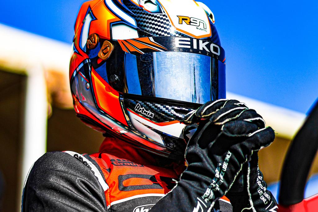 Irm&atilde;os Busato se dividem entre S&atilde;o Paulo e It&aacute;lia em fim de semana de atividades no kart