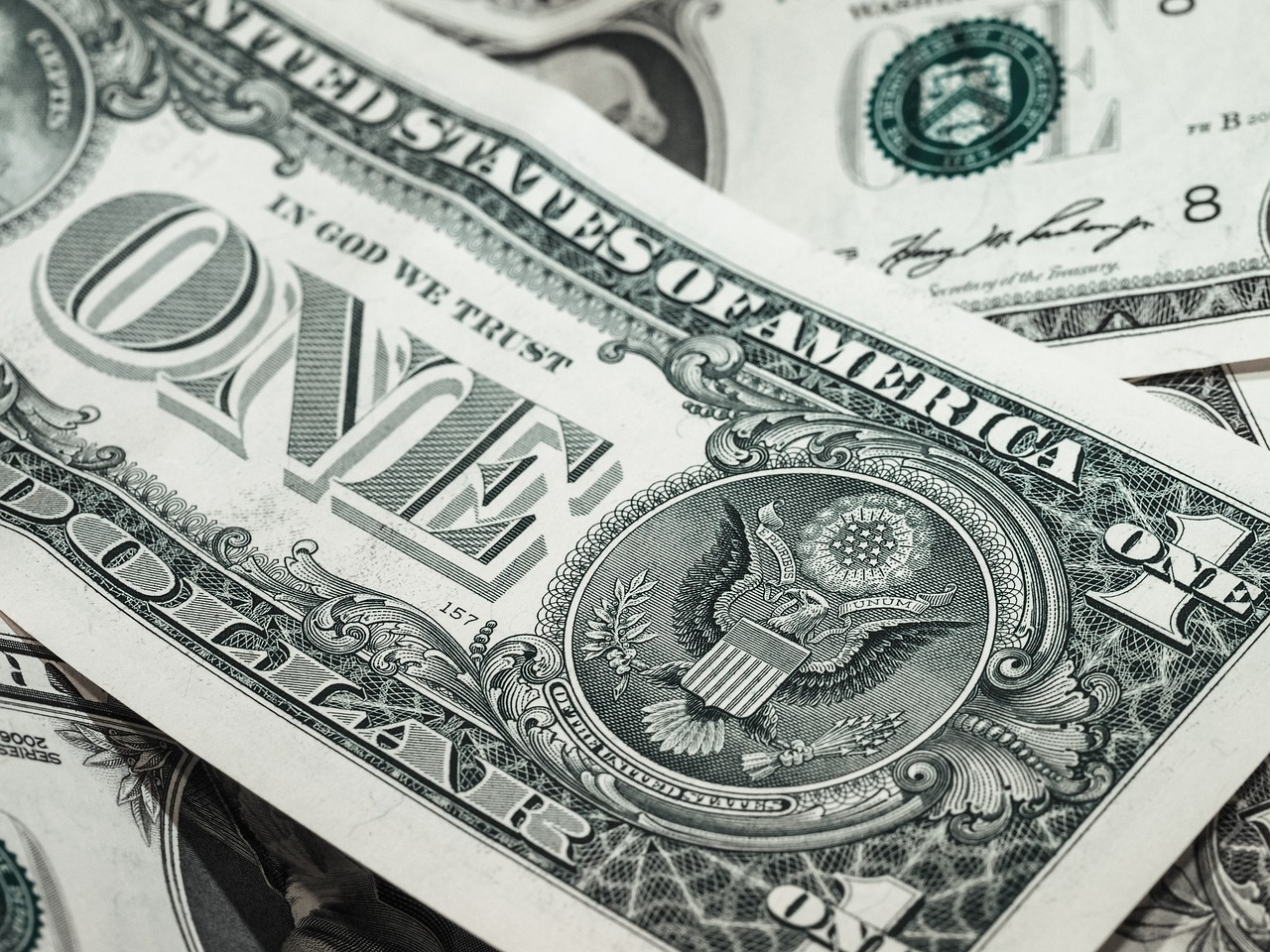 D&oacute;lar cai abaixo de R$ 5 pela primeira vez em mais de dois anos