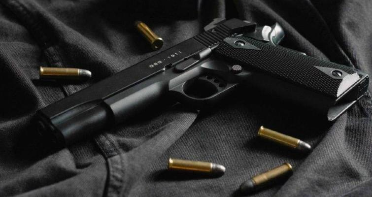 Homem esquece a pistola no motel com a amante e a trai&ccedil;&atilde;o foi desmascarada