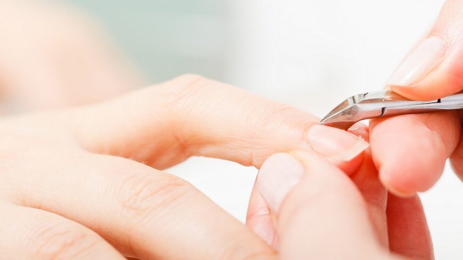Retirar ou n&atilde;o a cut&iacute;cula? Dermatologistas explicam riscos e cuidados para manter as unhas saud&aacute;veis