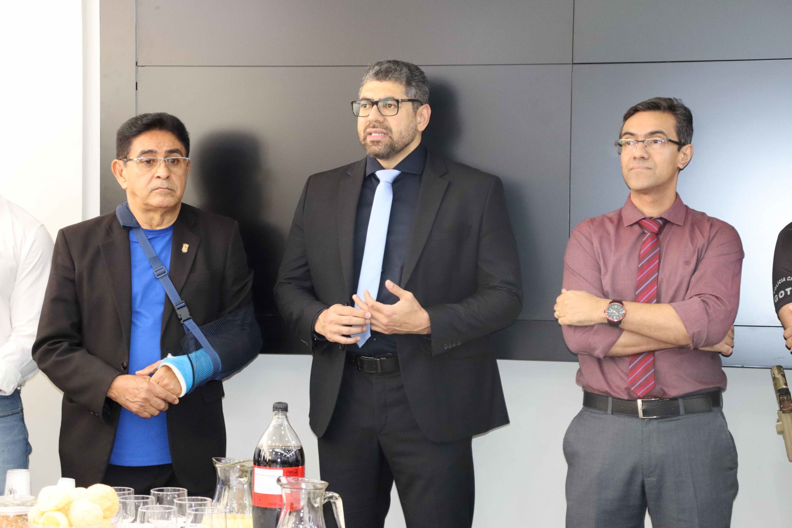 Delegado Bruno Azevedo &eacute; recebido por servidores ap&oacute;s recondu&ccedil;&atilde;o ao cargo de secret&aacute;rio de Estado da Seguran&ccedil;a P&uacute;blica