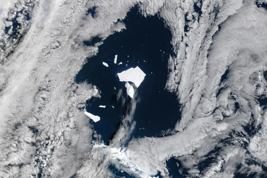 Imagem de sat&eacute;lite da NASA mostra ‘fim iminente’ do maior iceberg do mundo na Ant&aacute;rtica