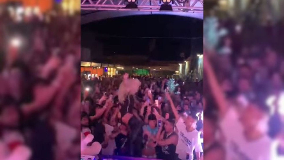 Pabllo Vittar brinca ap&oacute;s cair de palco em Goi&acirc;nia (GO): &ldquo;Me joguei, m&atilde;e&rdquo;