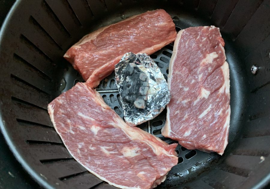 Carv&atilde;o na airfryer: saiba se &eacute; seguro usar para fazer churrasco