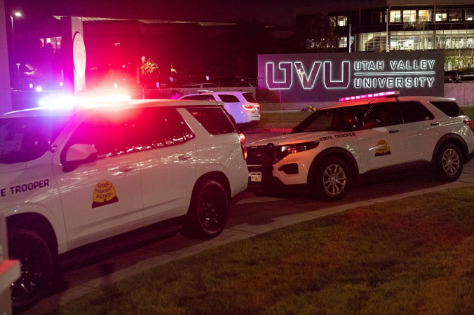 Autoridades seguem em busca de assassino de Charlie Kirk, aliado de Trump, ap&oacute;s ataque em universidade